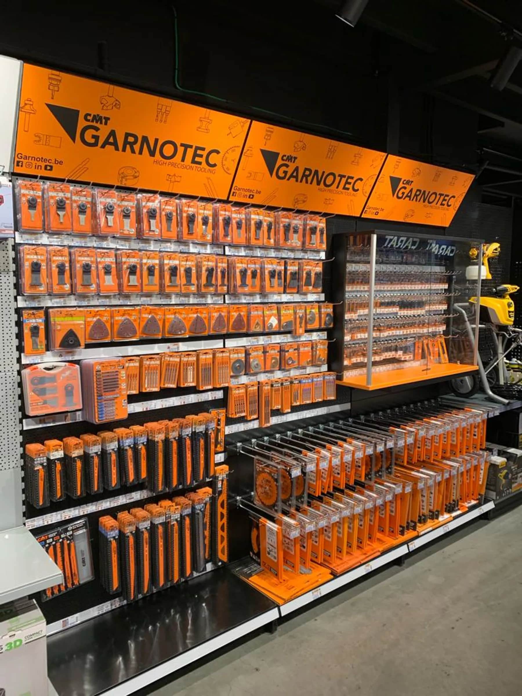 Garnotec CMT display met snijgereedschappen voor vakmensen