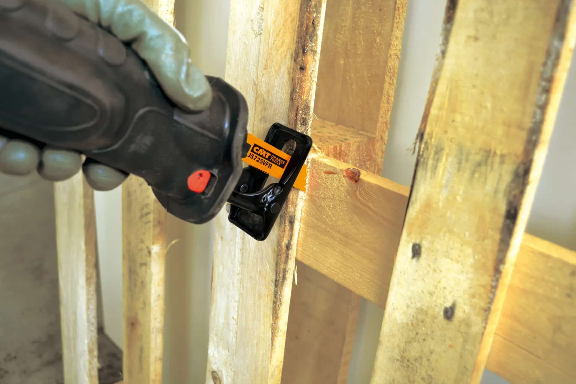 CMT reciprozaagblad dat een houten pallet zaagt