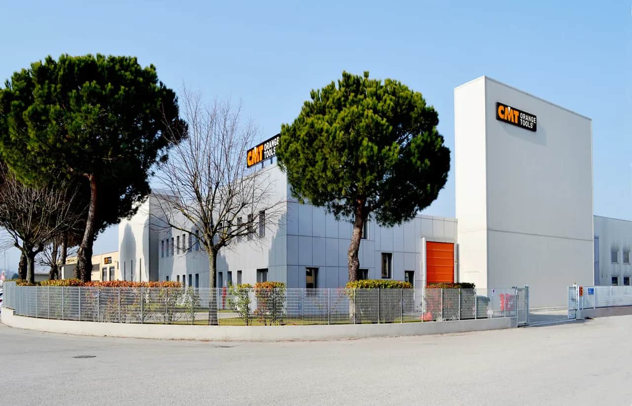 Buitenkant van de CMT fabriek in Italië