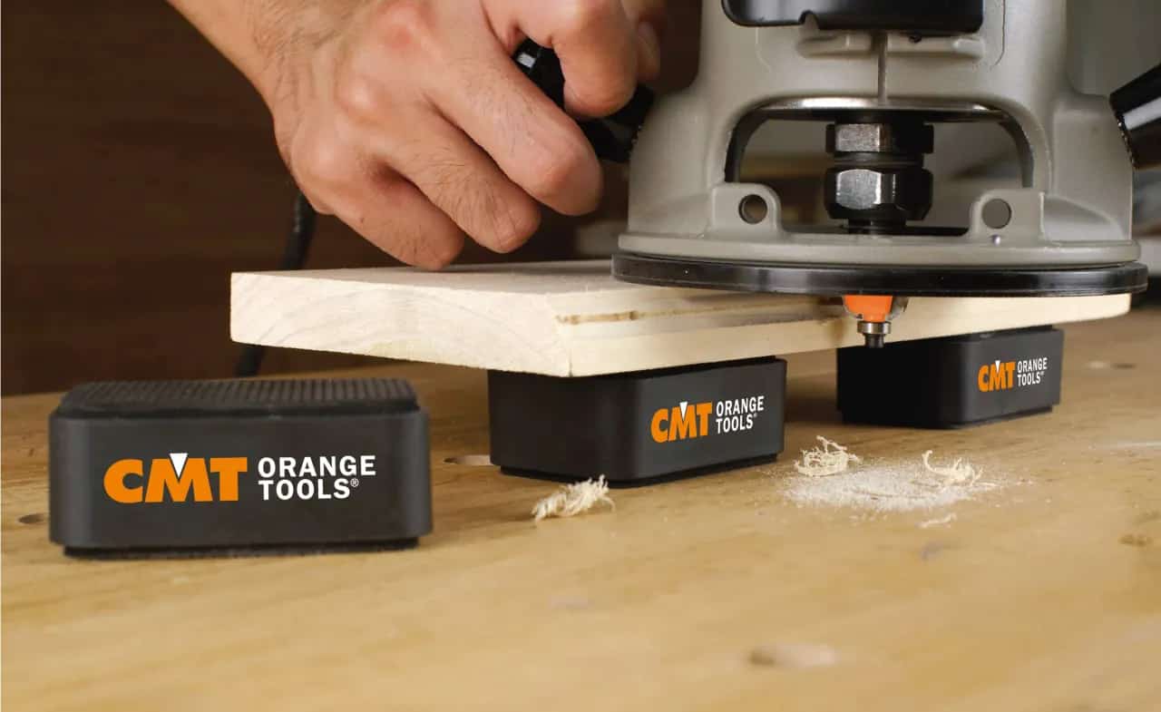 CMT anti-slip steunblokken op werkbank voor houtfrezen