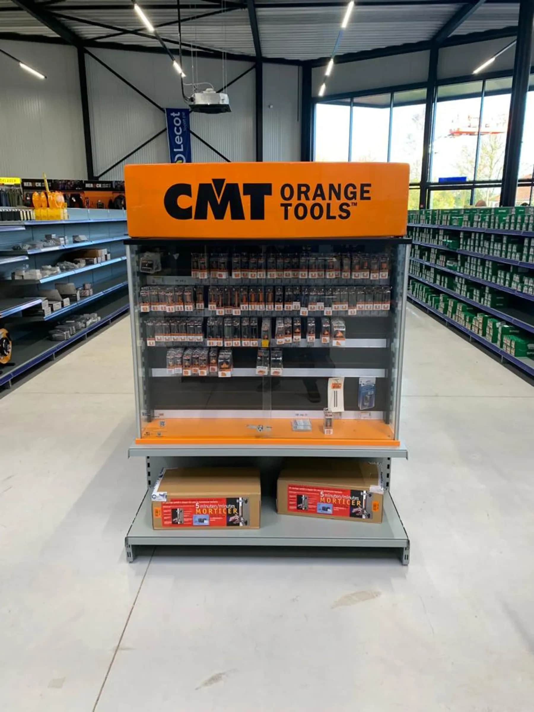 Garnotec CMT display met snijgereedschappen voor vakmensen