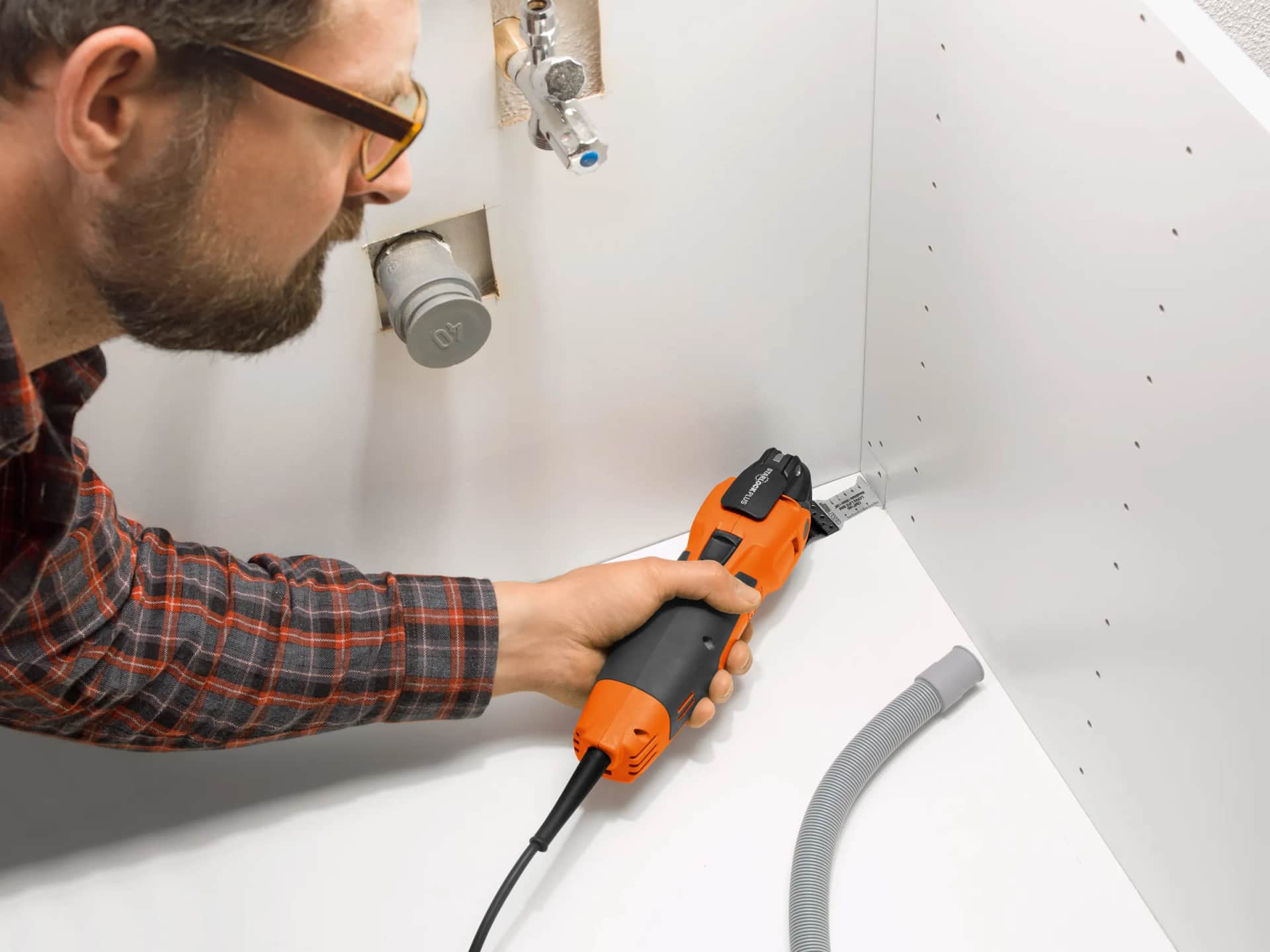CMT Starlock multitoolzaag die in de hoek van een kast zaagt