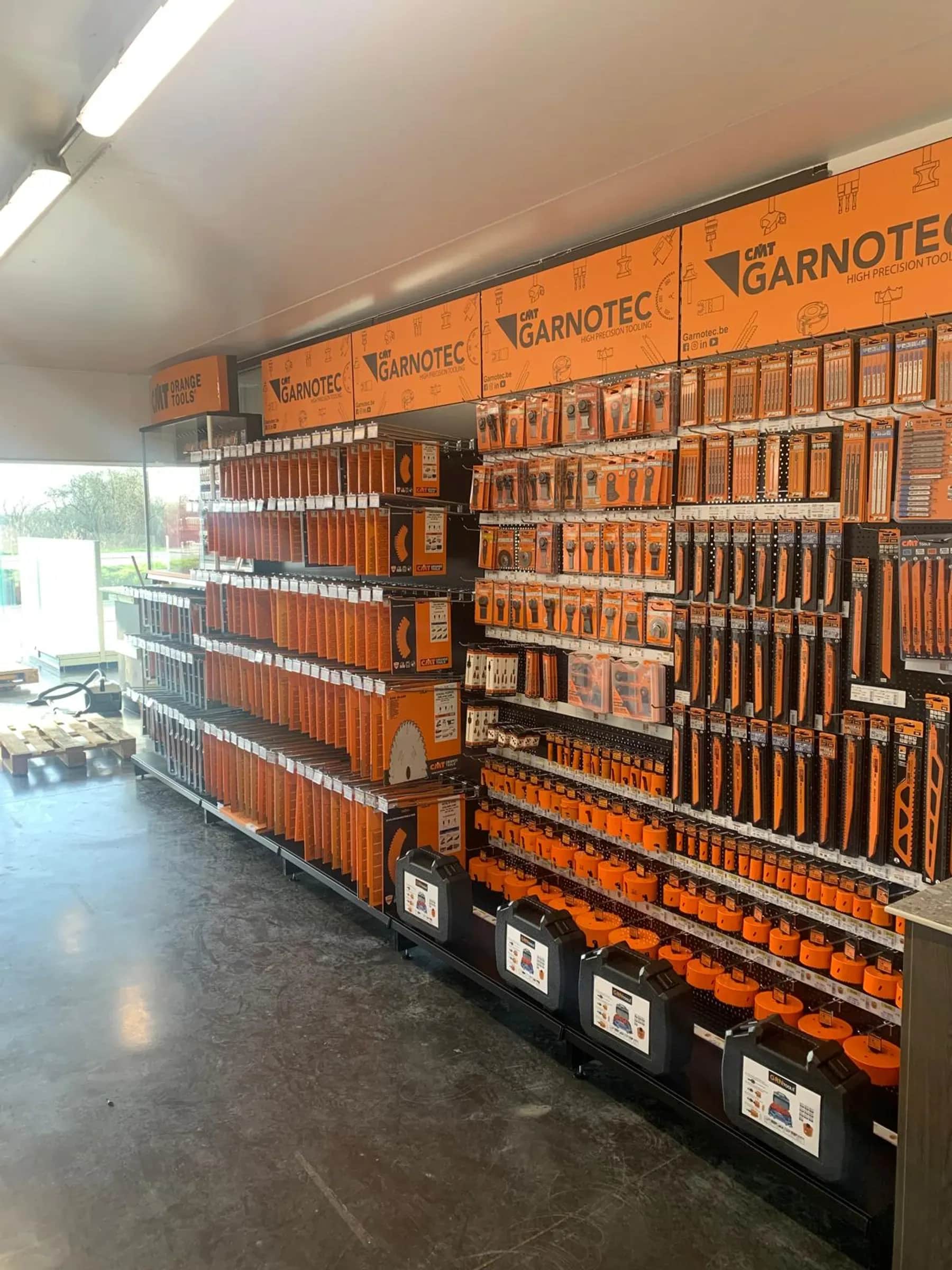 Garnotec CMT display met snijgereedschappen voor vakmensen