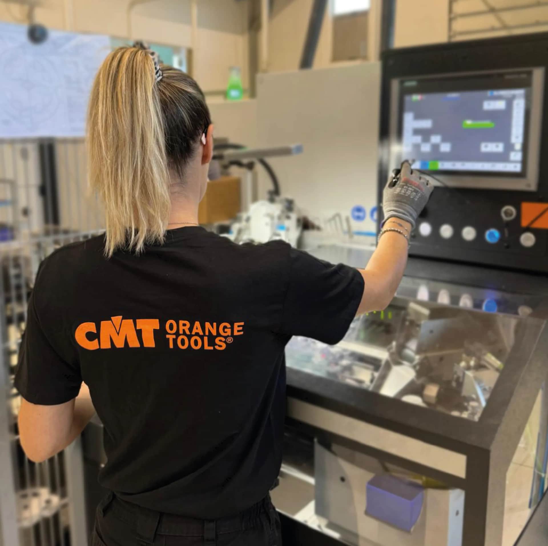 Werknemer van CMT bedient machine voor het maken van snijgereedschappen