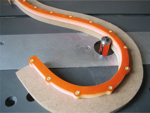 Zeer flexibele strip voor het uitzetten van een gebogen werkstuk 